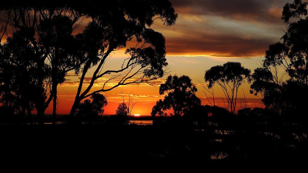 Ocean Views Motel Lakes Entrance Exterior photo